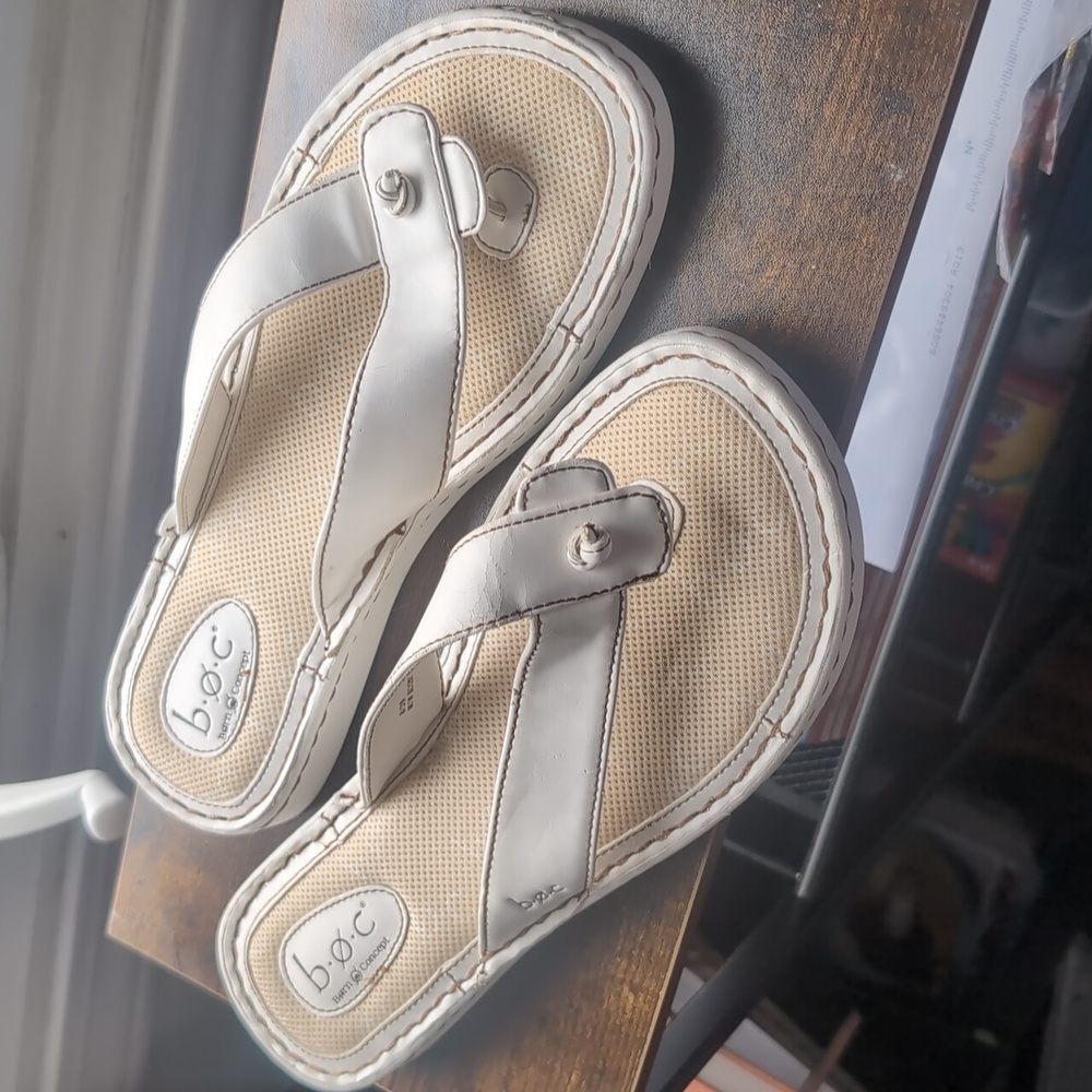 B.o.c Women's Size 8 White Leather Slip-On Flat Sandals / Flip Flops - Picture 8 of 11